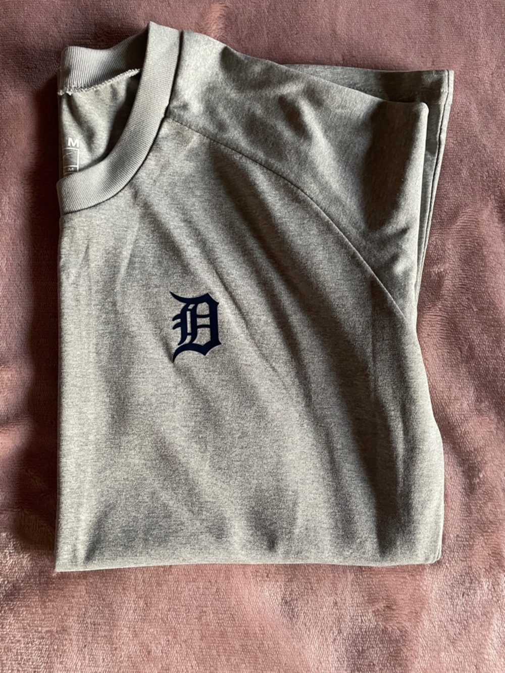 Nike Gray Women Athletic Tee with Detroit Tigers Old English D - Picture 7 of 10
